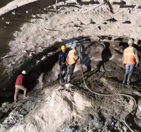 龙口拱顶带模注浆料的施工流程及注意事项